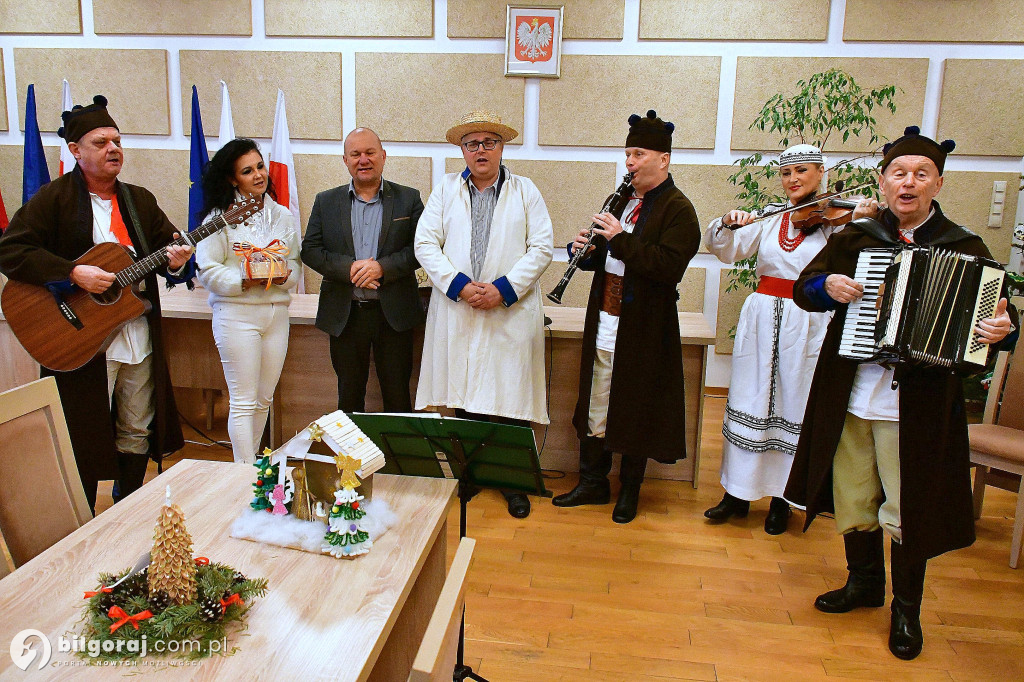 Tradycja, stroje i radosny śpiew. Kapela Ludowa „Krążałka” odwiedziła biłgorajskie