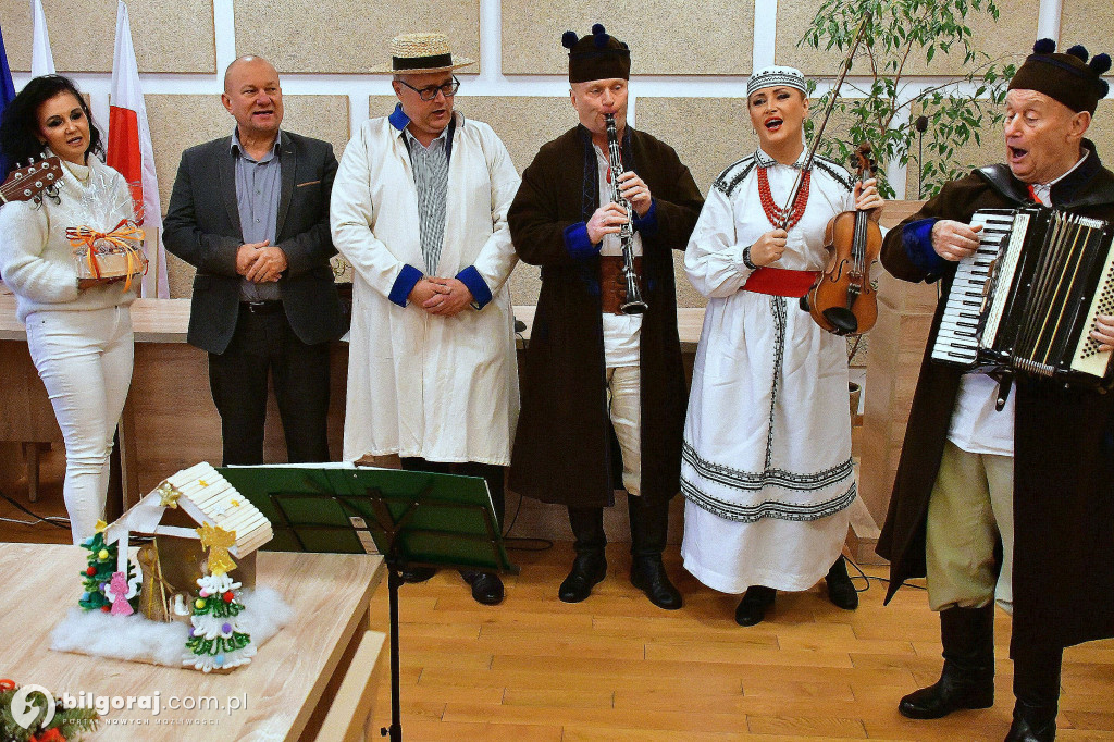 Tradycja, stroje i radosny śpiew. Kapela Ludowa „Krążałka” odwiedziła biłgorajskie