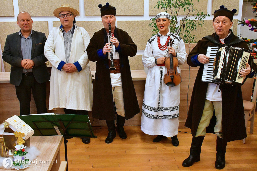 Tradycja, stroje i radosny śpiew. Kapela Ludowa „Krążałka” odwiedziła biłgorajskie