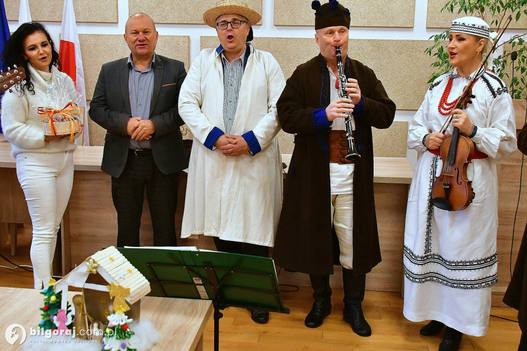 Tradycja, stroje i radosny śpiew. Kapela Ludowa „Krążałka” odwiedziła biłgorajskie