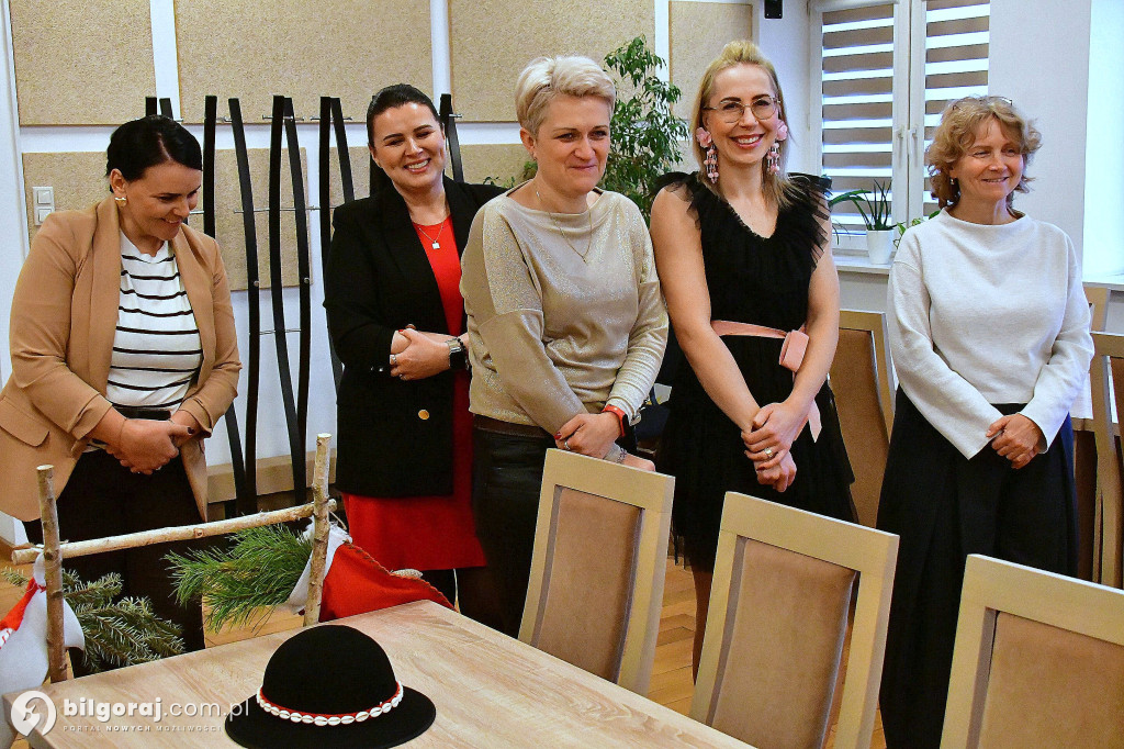 Tradycja, stroje i radosny śpiew. Kapela Ludowa „Krążałka” odwiedziła biłgorajskie