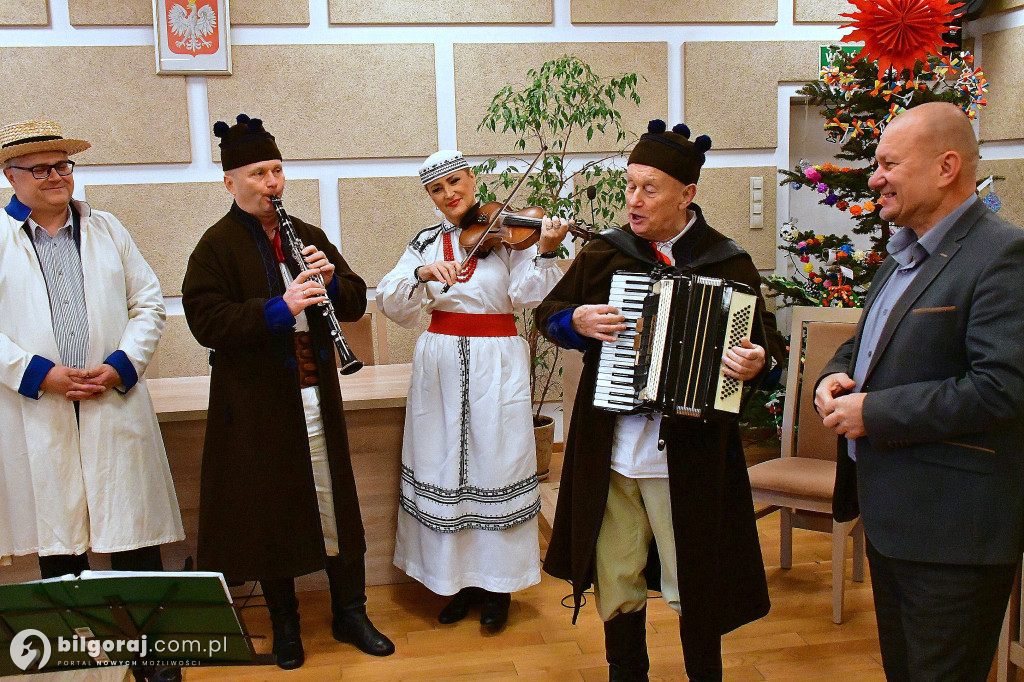 Tradycja, stroje i radosny śpiew. Kapela Ludowa „Krążałka” odwiedziła biłgorajskie