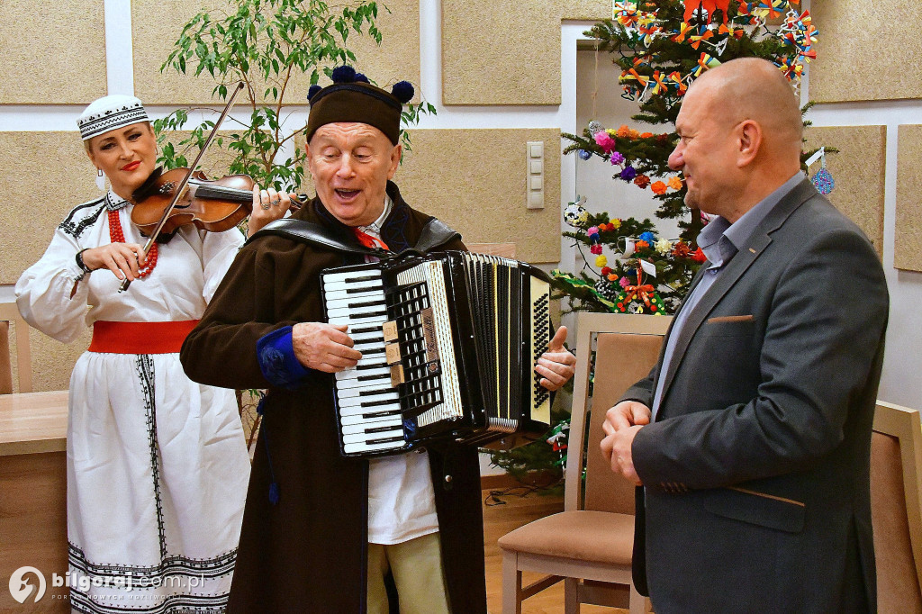 Tradycja, stroje i radosny śpiew. Kapela Ludowa „Krążałka” odwiedziła biłgorajskie