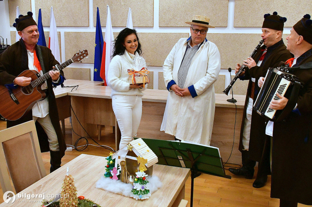 Tradycja, stroje i radosny śpiew. Kapela Ludowa „Krążałka” odwiedziła biłgorajskie