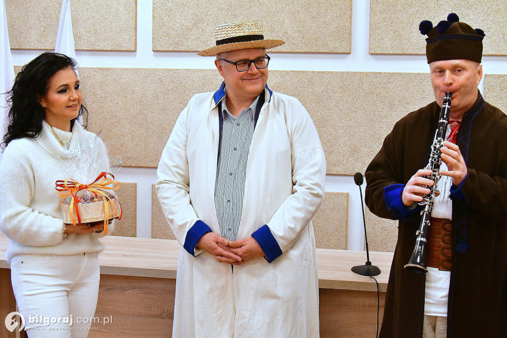 Tradycja, stroje i radosny śpiew. Kapela Ludowa „Krążałka” odwiedziła biłgorajskie