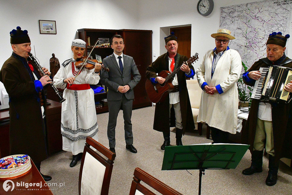 Tradycja, stroje i radosny śpiew. Kapela Ludowa „Krążałka” odwiedziła biłgorajskie