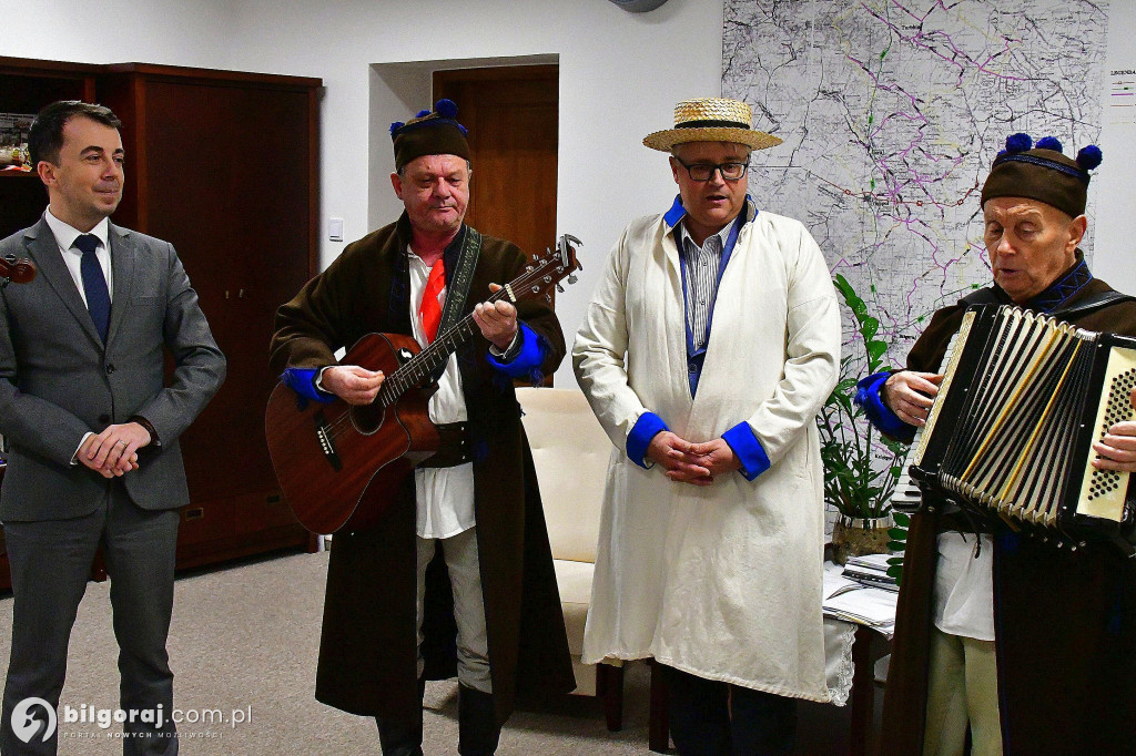 Tradycja, stroje i radosny śpiew. Kapela Ludowa „Krążałka” odwiedziła biłgorajskie