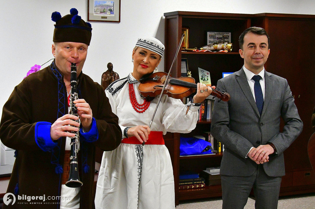 Tradycja, stroje i radosny śpiew. Kapela Ludowa „Krążałka” odwiedziła biłgorajskie