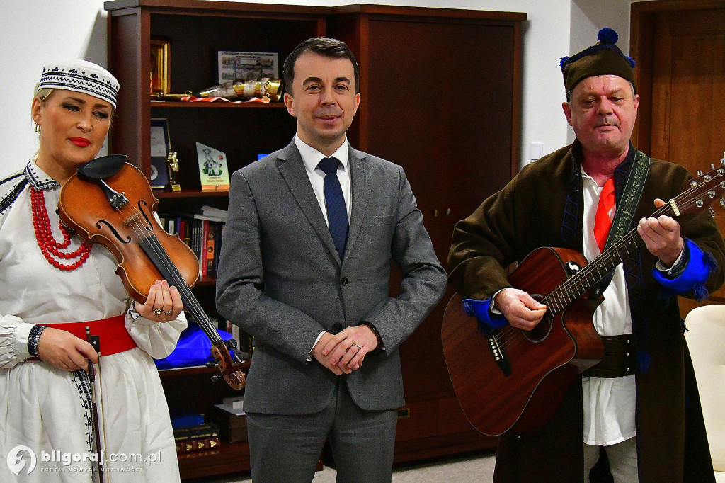Tradycja, stroje i radosny śpiew. Kapela Ludowa „Krążałka” odwiedziła biłgorajskie