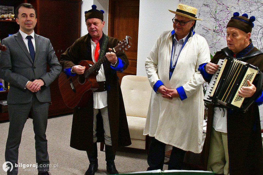 Tradycja, stroje i radosny śpiew. Kapela Ludowa „Krążałka” odwiedziła biłgorajskie
