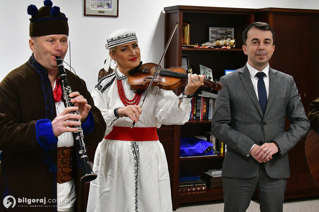 Tradycja, stroje i radosny śpiew. Kapela Ludowa „Krążałka” odwiedziła biłgorajskie