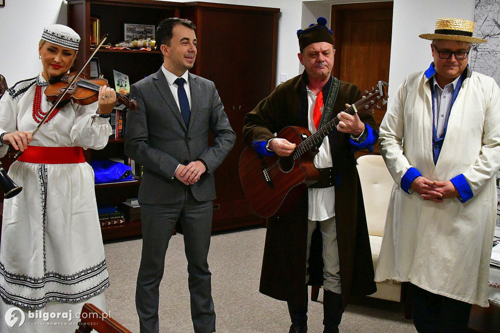 Tradycja, stroje i radosny śpiew. Kapela Ludowa „Krążałka” odwiedziła biłgorajskie