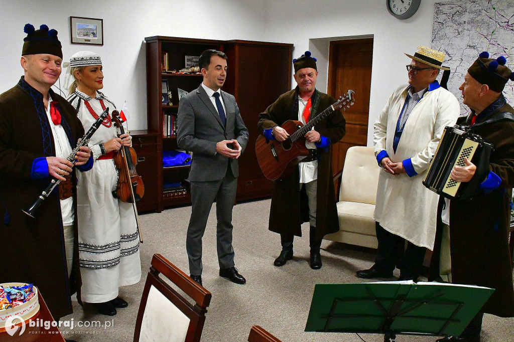 Tradycja, stroje i radosny śpiew. Kapela Ludowa „Krążałka” odwiedziła biłgorajskie