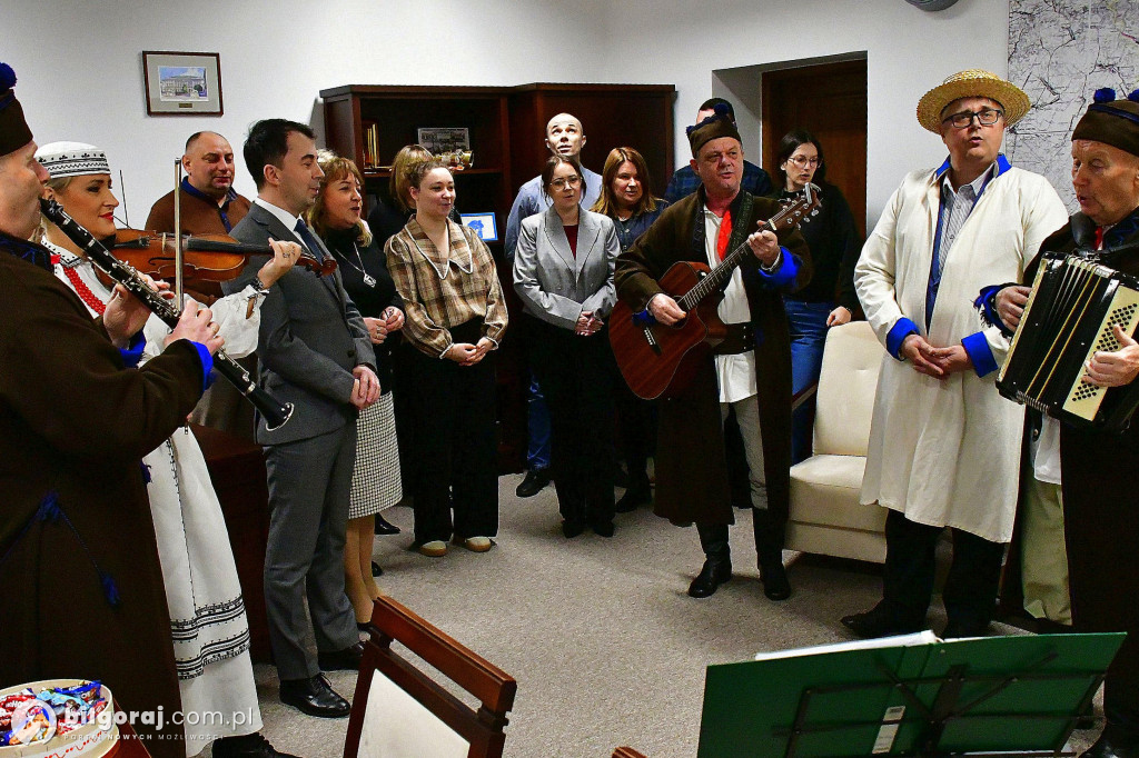 Tradycja, stroje i radosny śpiew. Kapela Ludowa „Krążałka” odwiedziła biłgorajskie