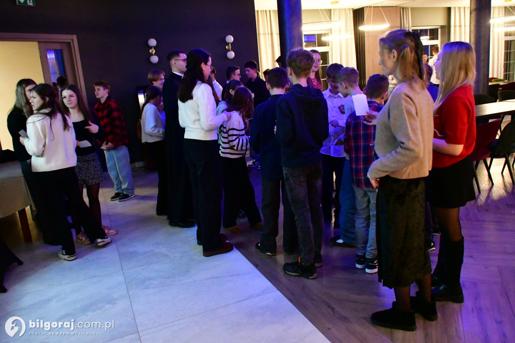 Oazowa wspólnota przy wigilijnym stole. Wyjątkowy opłatek młodych w Glinach