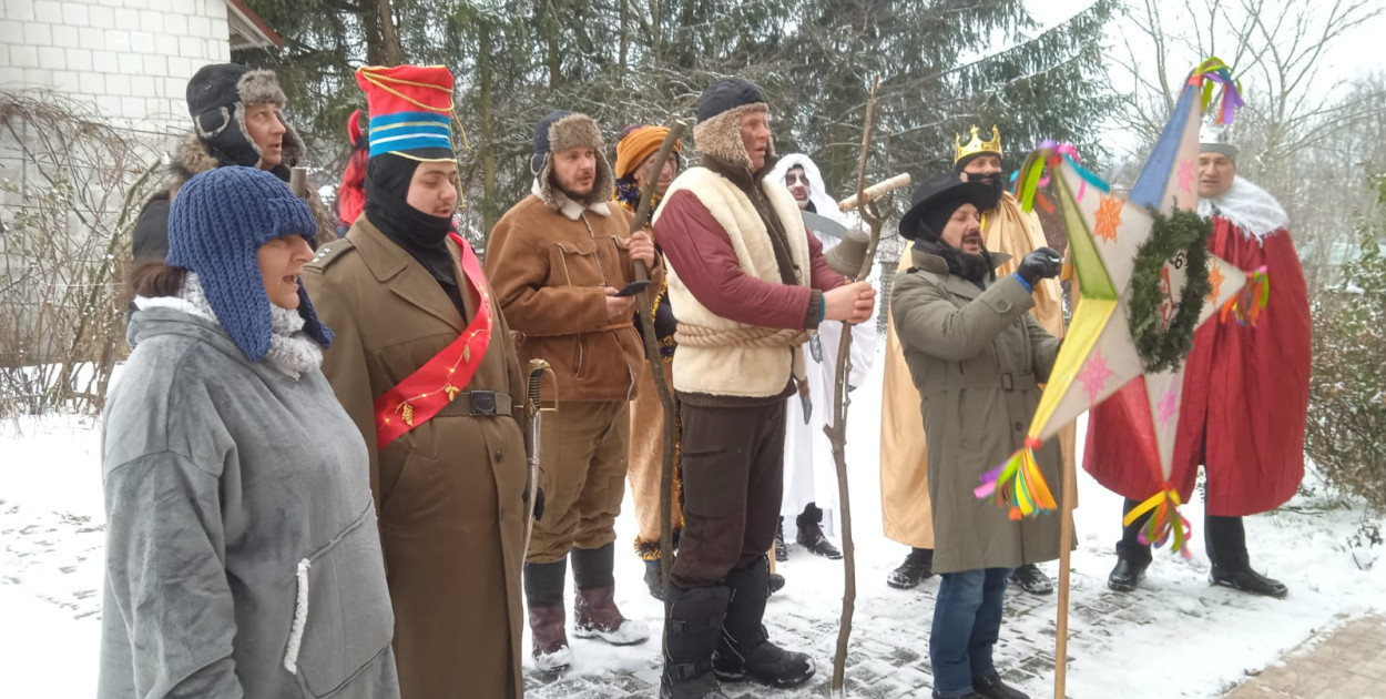 Kolędowanie w Biszczy. Kawalerzyści z Biszczy w domach mieszkańców