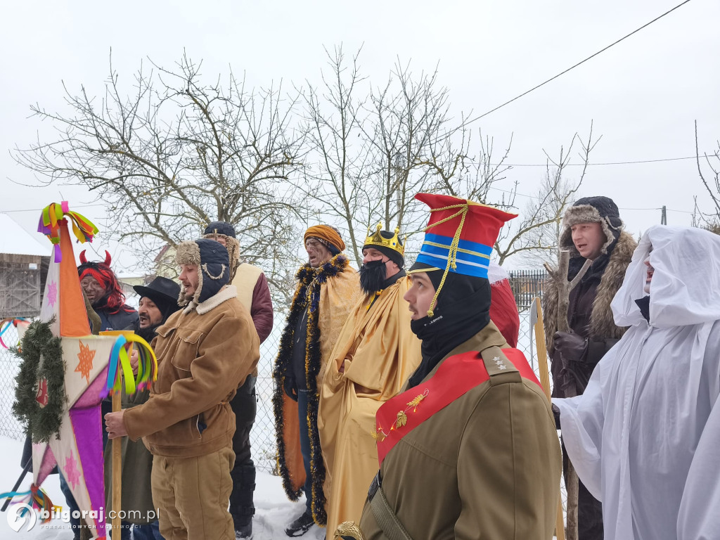 Kolędowanie w Biszczy. Kawalerzyści z Biszczy w domach mieszkańców