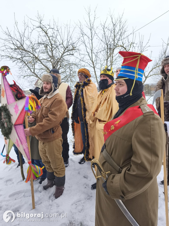 Kolędowanie w Biszczy. Kawalerzyści z Biszczy w domach mieszkańców