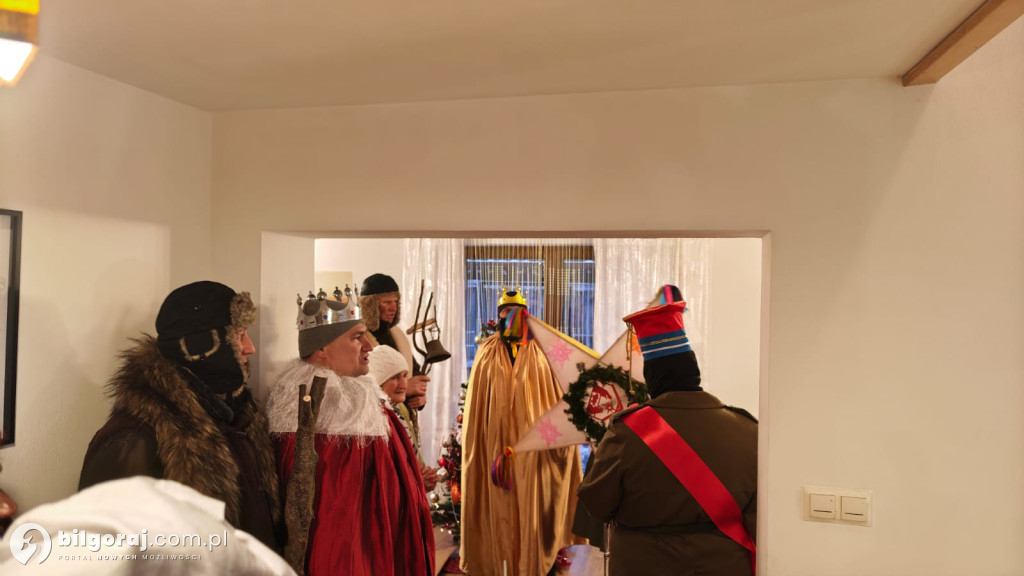 Kolędowanie w Biszczy. Kawalerzyści z Biszczy w domach mieszkańców