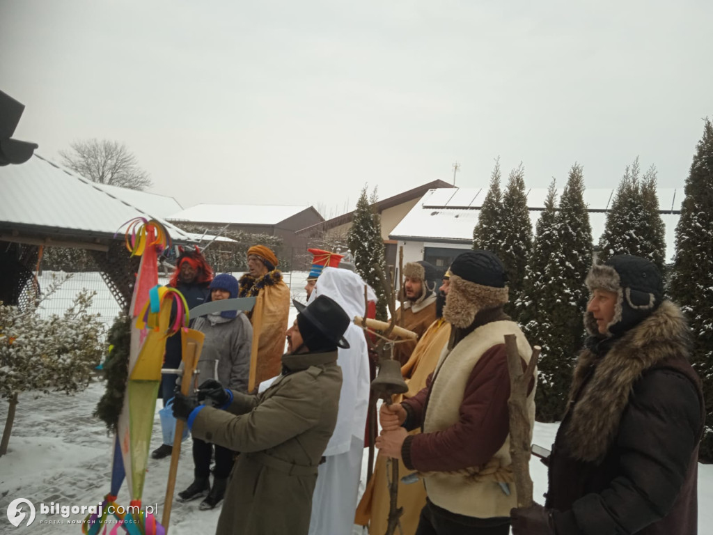Kolędowanie w Biszczy. Kawalerzyści z Biszczy w domach mieszkańców