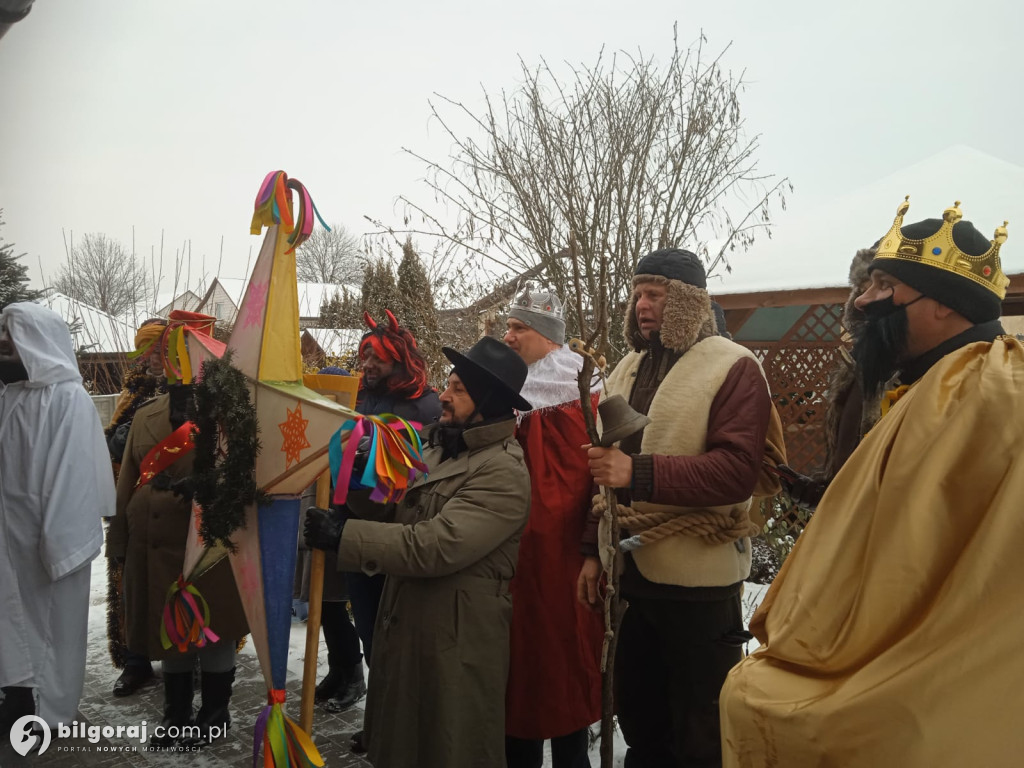 Kolędowanie w Biszczy. Kawalerzyści z Biszczy w domach mieszkańców