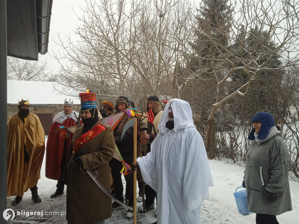Kolędowanie w Biszczy. Kawalerzyści z Biszczy w domach mieszkańców