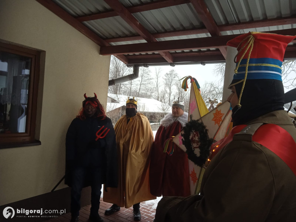 Kolędowanie w Biszczy. Kawalerzyści z Biszczy w domach mieszkańców