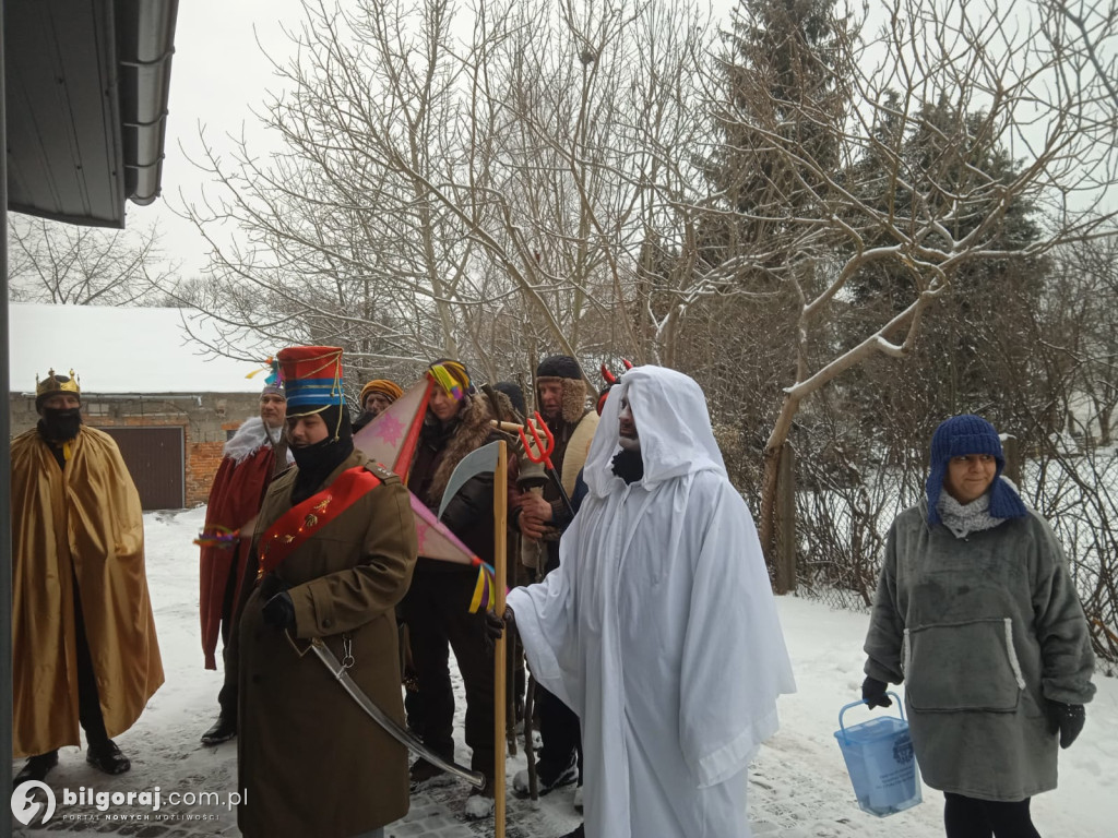 Kolędowanie w Biszczy. Kawalerzyści z Biszczy w domach mieszkańców