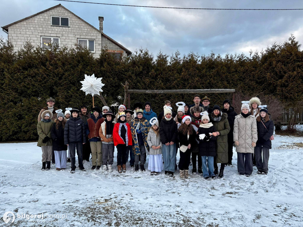 Młodzież z Majdanu Starego podtrzymuje kolędnicze tradycje