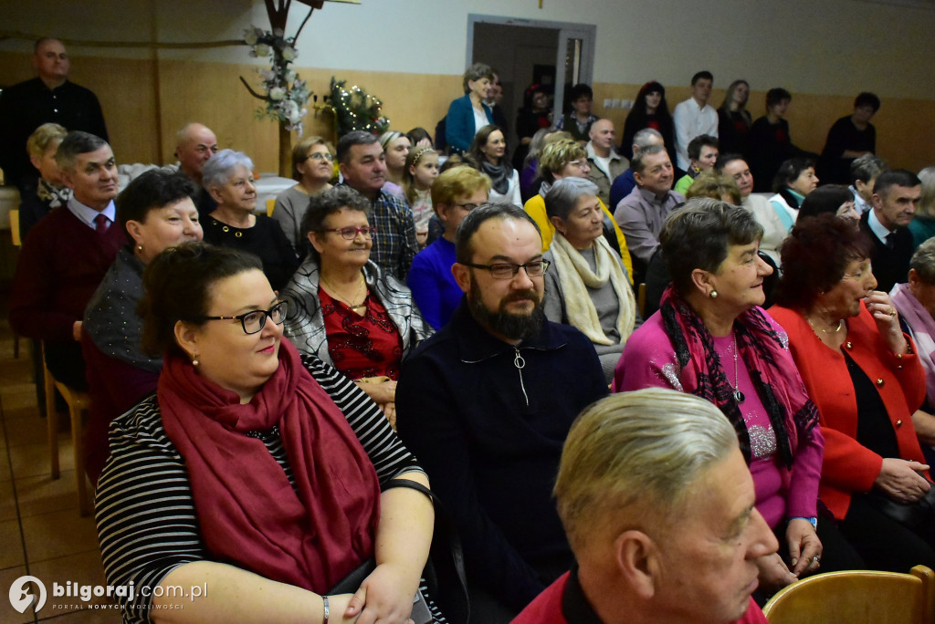 Noworoczne kolędowanie i teatr w Gromadzie w gminie Biłgoraj