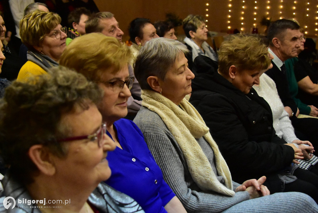 Noworoczne kolędowanie i teatr w Gromadzie w gminie Biłgoraj