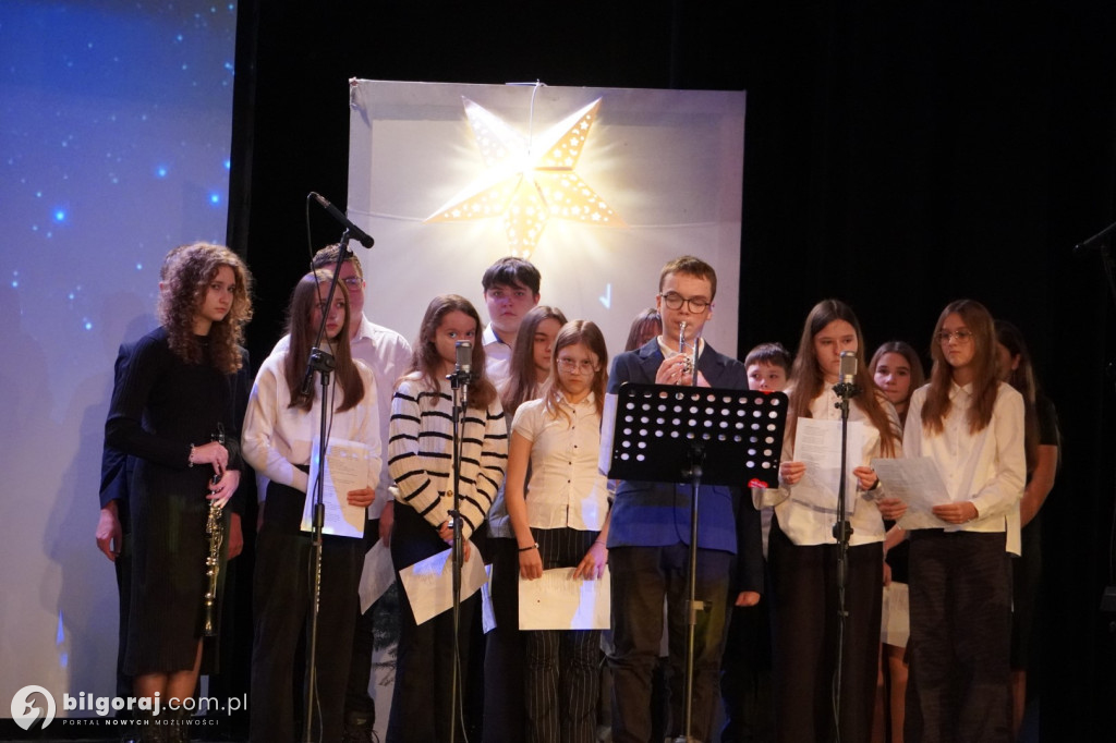 Młodzi artyści z Tarnogrodu zachwycili publiczność. Relacja z niedzielnych jasełek