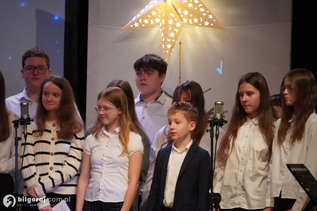 Młodzi artyści z Tarnogrodu zachwycili publiczność. Relacja z niedzielnych jasełek