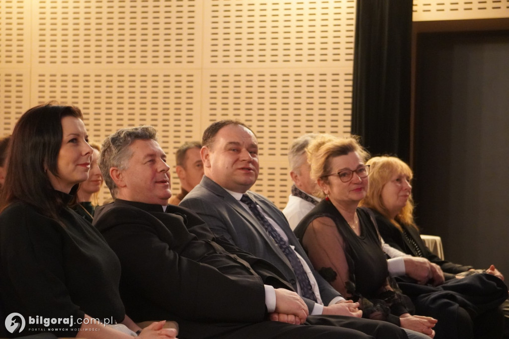 Młodzi artyści z Tarnogrodu zachwycili publiczność. Relacja z niedzielnych jasełek