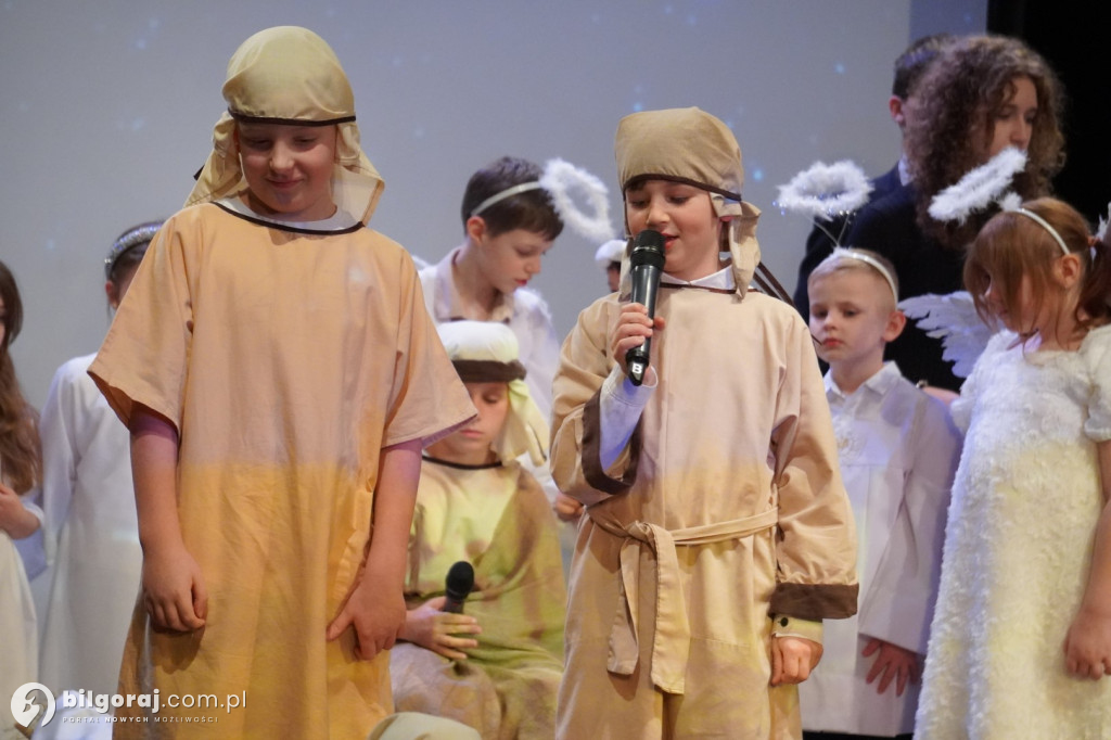 Młodzi artyści z Tarnogrodu zachwycili publiczność. Relacja z niedzielnych jasełek