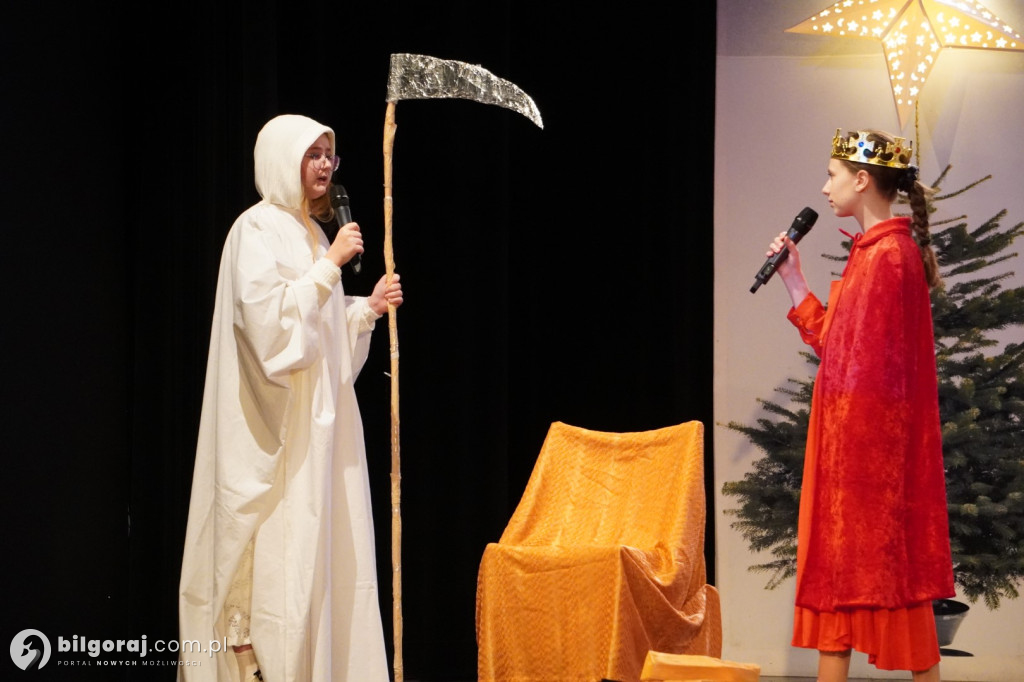 Młodzi artyści z Tarnogrodu zachwycili publiczność. Relacja z niedzielnych jasełek