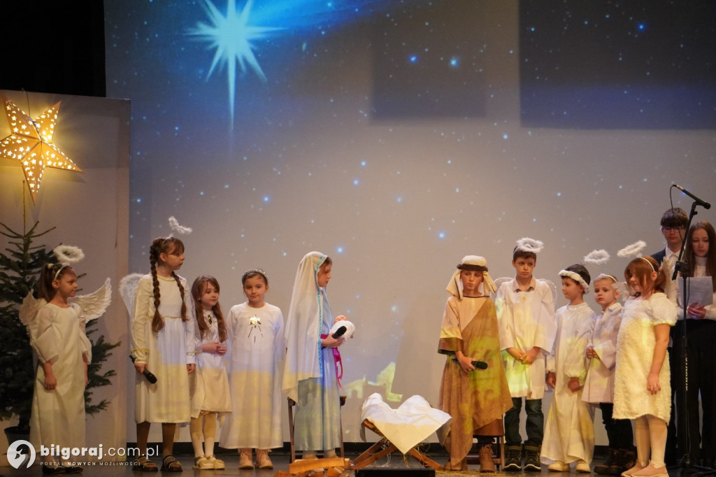 Młodzi artyści z Tarnogrodu zachwycili publiczność. Relacja z niedzielnych jasełek