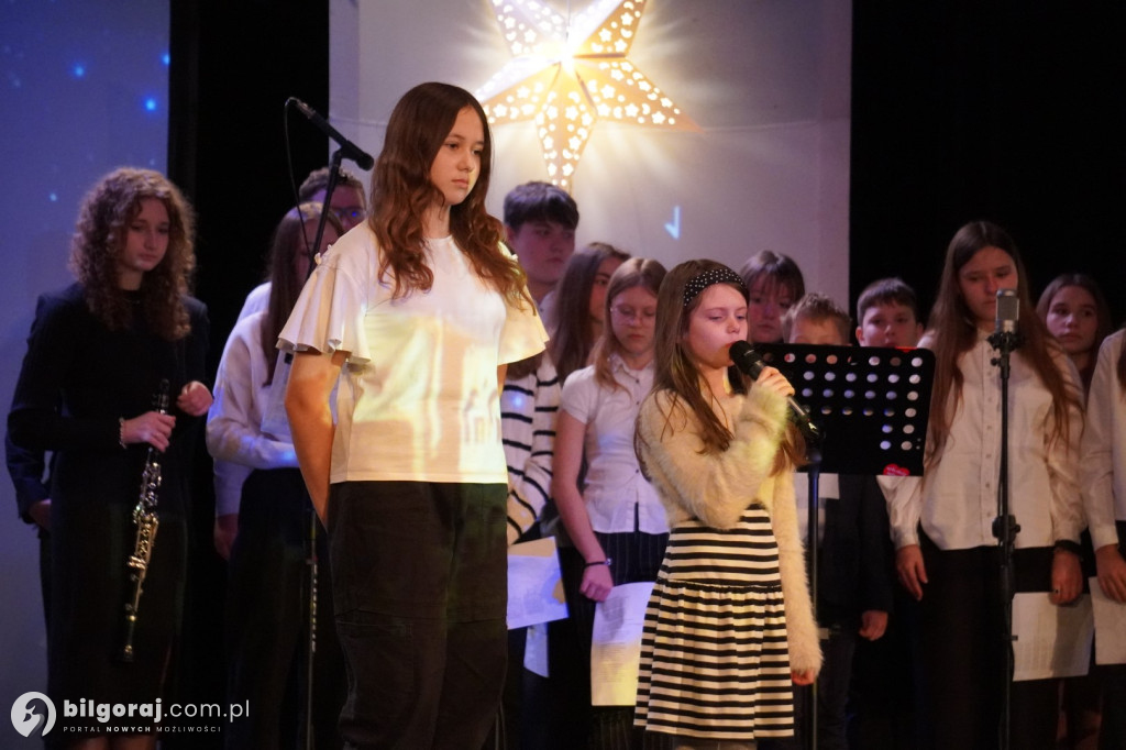 Młodzi artyści z Tarnogrodu zachwycili publiczność. Relacja z niedzielnych jasełek