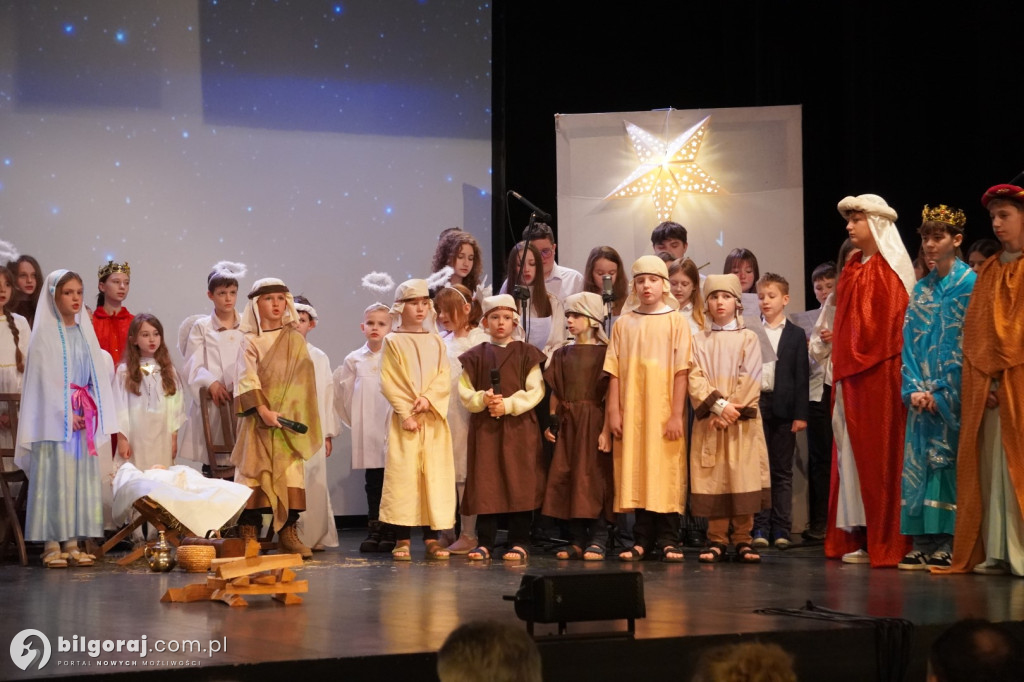 Młodzi artyści z Tarnogrodu zachwycili publiczność. Relacja z niedzielnych jasełek