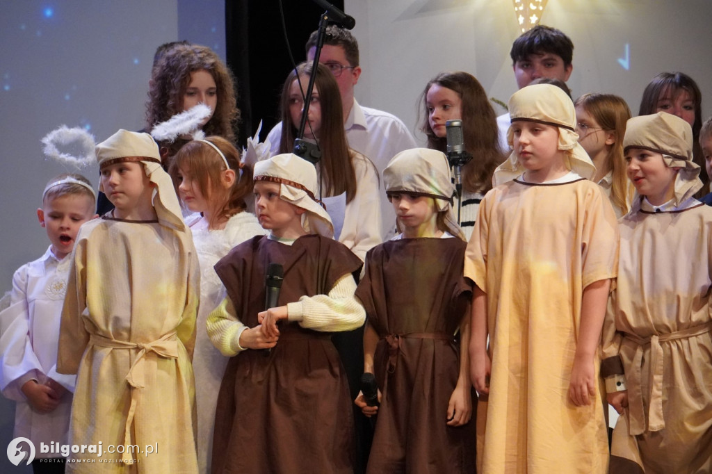 Młodzi artyści z Tarnogrodu zachwycili publiczność. Relacja z niedzielnych jasełek