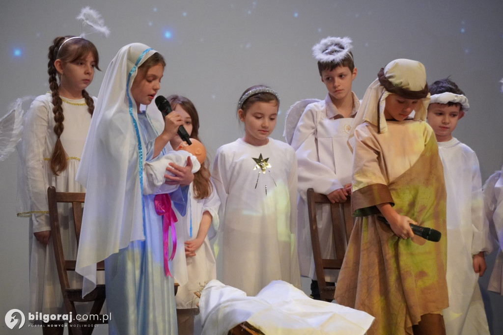 Młodzi artyści z Tarnogrodu zachwycili publiczność. Relacja z niedzielnych jasełek
