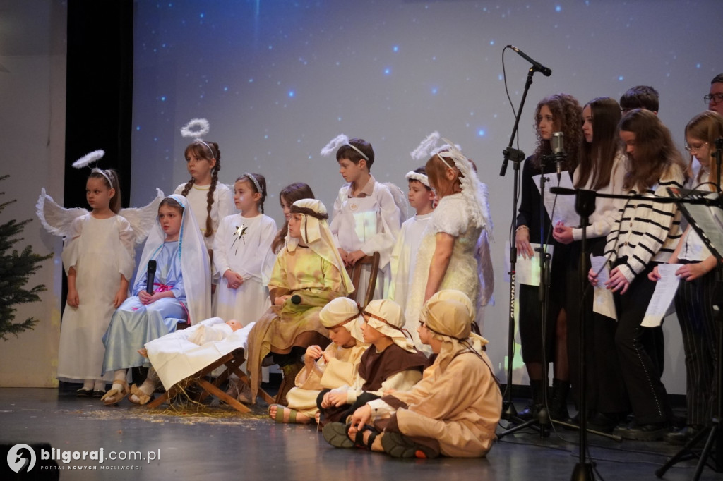 Młodzi artyści z Tarnogrodu zachwycili publiczność. Relacja z niedzielnych jasełek