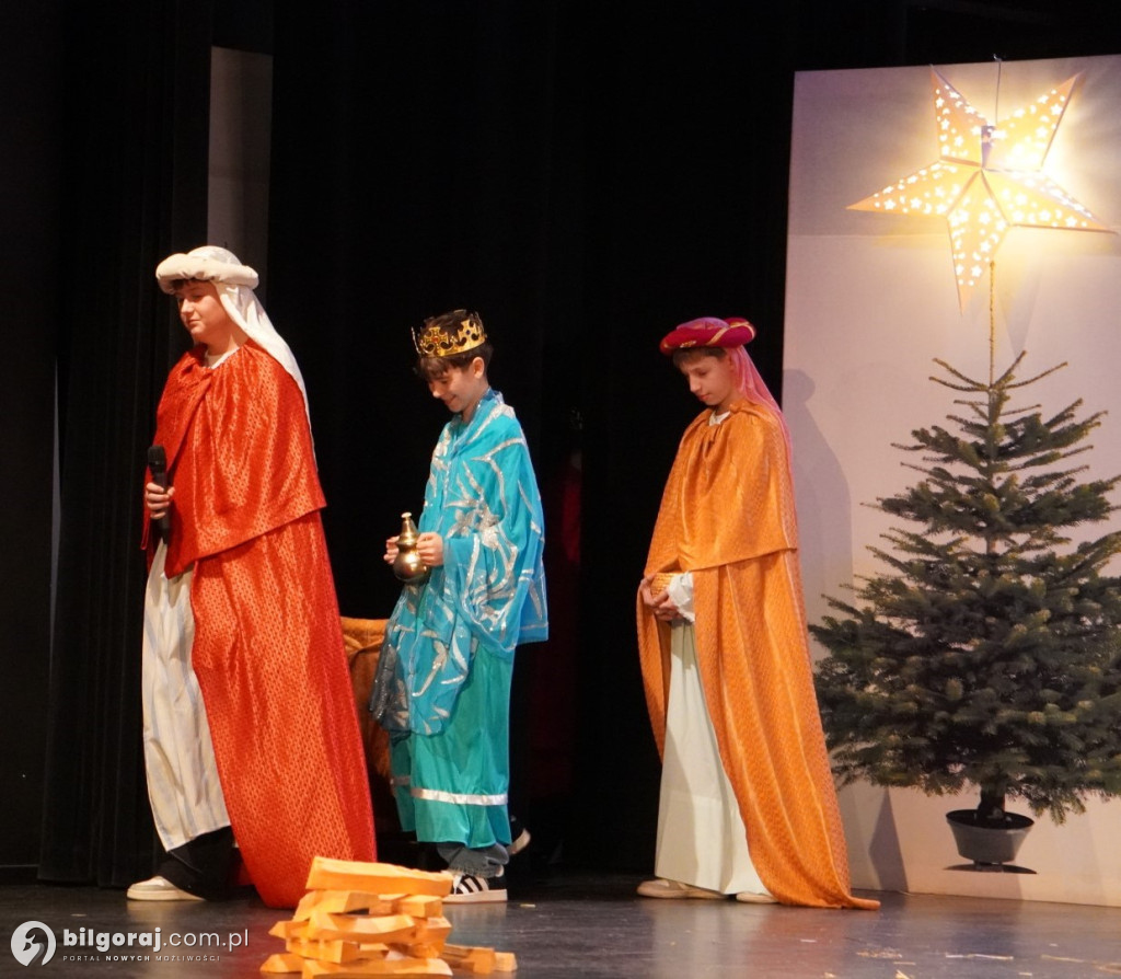 Młodzi artyści z Tarnogrodu zachwycili publiczność. Relacja z niedzielnych jasełek