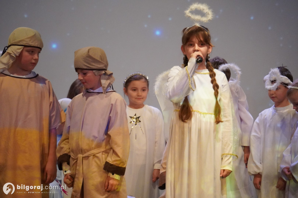 Młodzi artyści z Tarnogrodu zachwycili publiczność. Relacja z niedzielnych jasełek