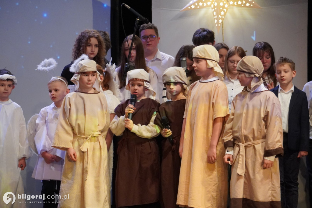 Młodzi artyści z Tarnogrodu zachwycili publiczność. Relacja z niedzielnych jasełek