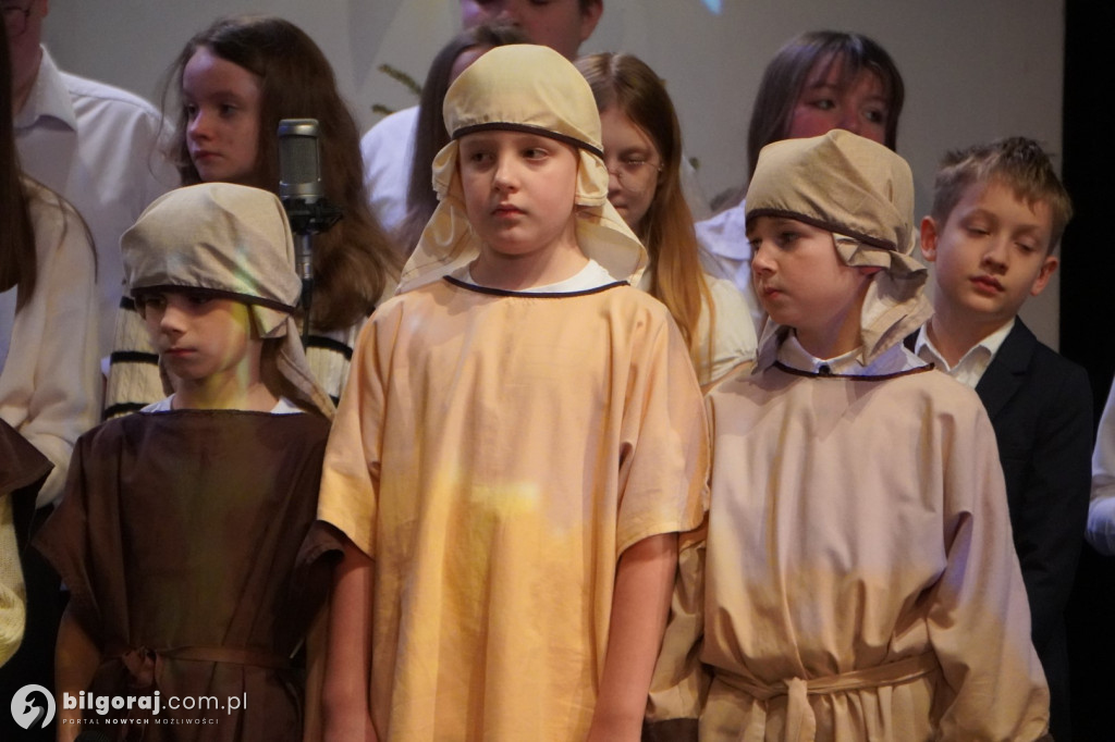 Młodzi artyści z Tarnogrodu zachwycili publiczność. Relacja z niedzielnych jasełek