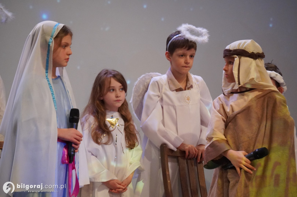 Młodzi artyści z Tarnogrodu zachwycili publiczność. Relacja z niedzielnych jasełek