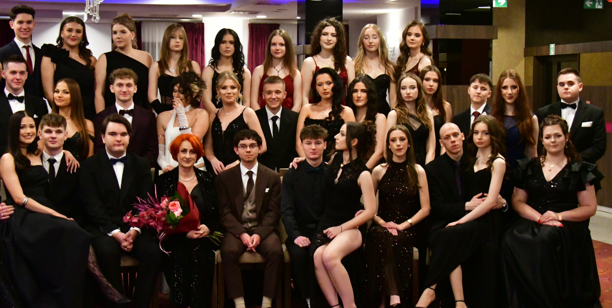 Studniówka I LO im. ONZ w Biłgoraju: Poloneza czas zacząć!