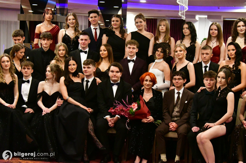 Studniówka I LO im. ONZ w Biłgoraju: Poloneza czas zacząć!