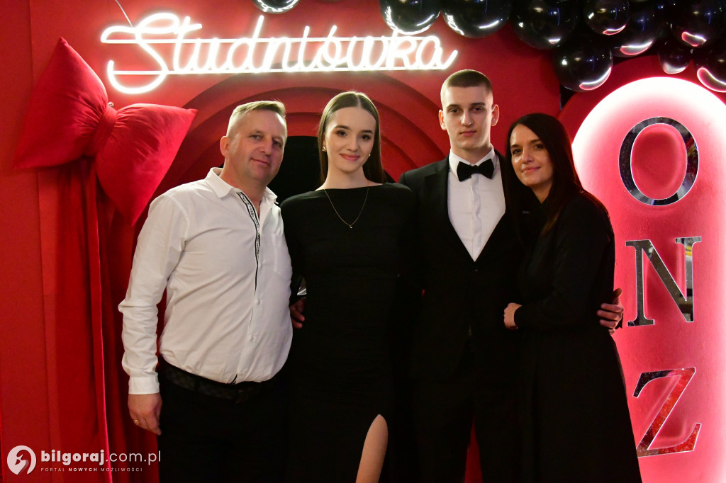 Studniówka I LO im. ONZ w Biłgoraju: Poloneza czas zacząć!